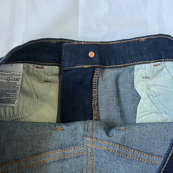 Old Navy | Size 4 Dark Wash High Rise Jean Shorts for Women with 7-inch Inseam - Picture 15 of 16